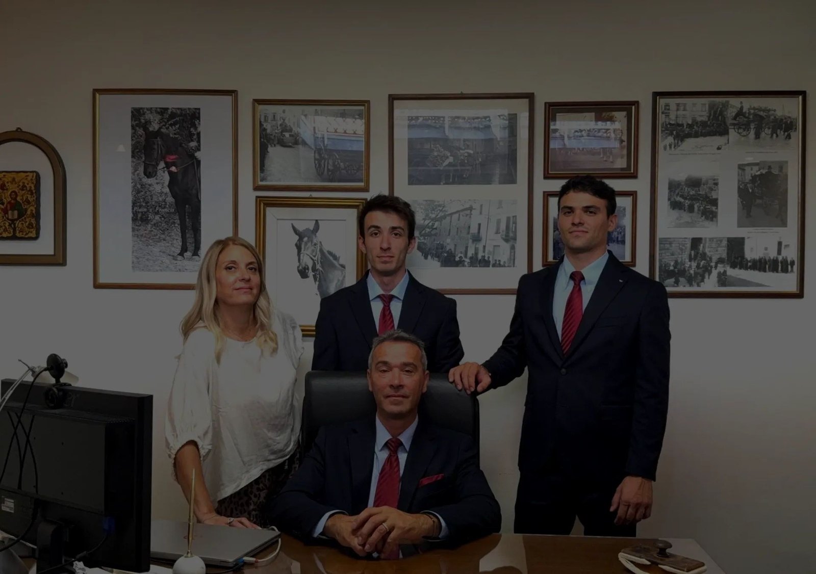 Roberto Campriani con lo staff dell'agenzia funebre nell'ufficio
